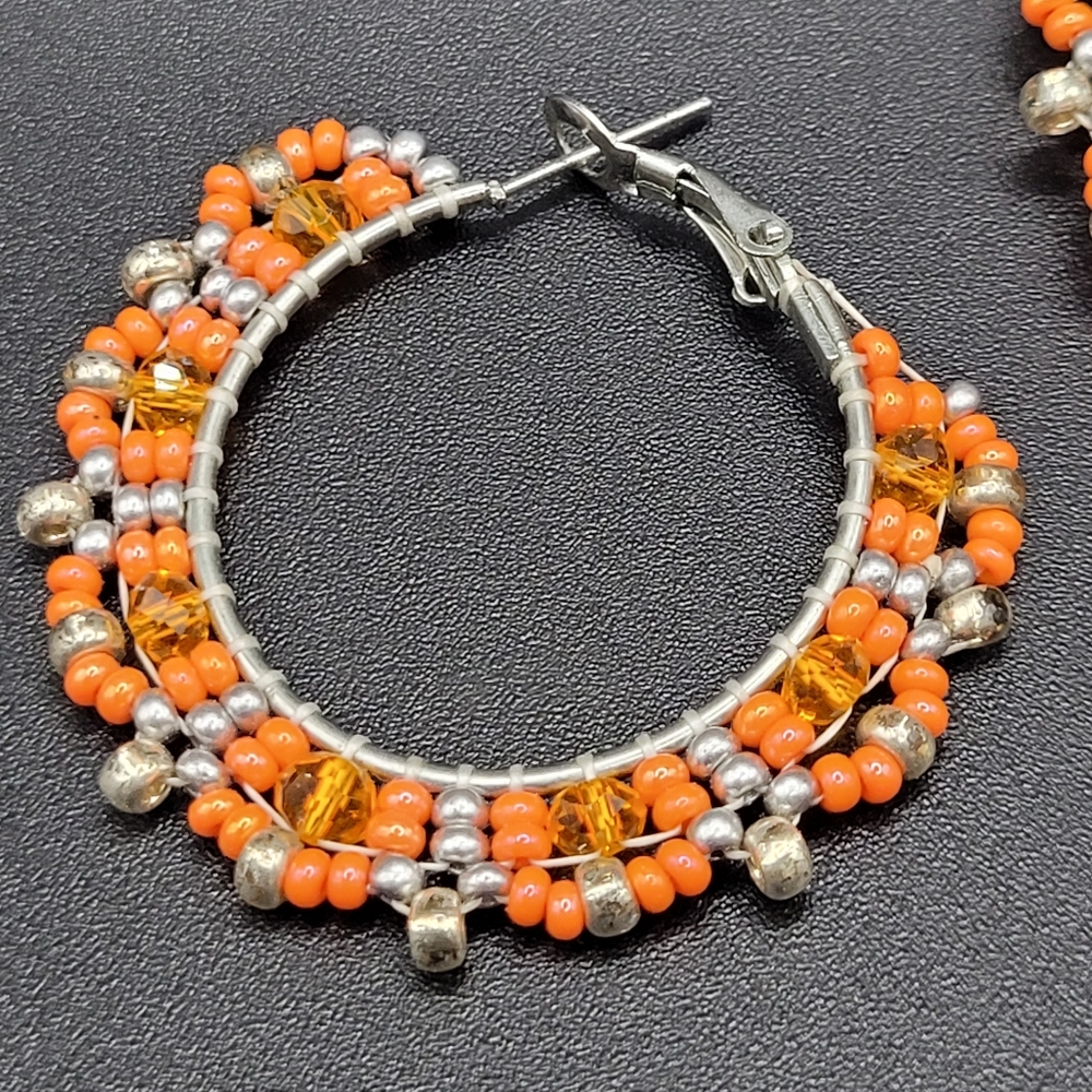 Hand beaded hoop earring by Bougie Birch - Picture 6 of 7